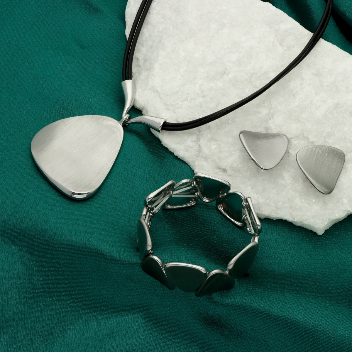 Náramek z broušeného kovu B98478