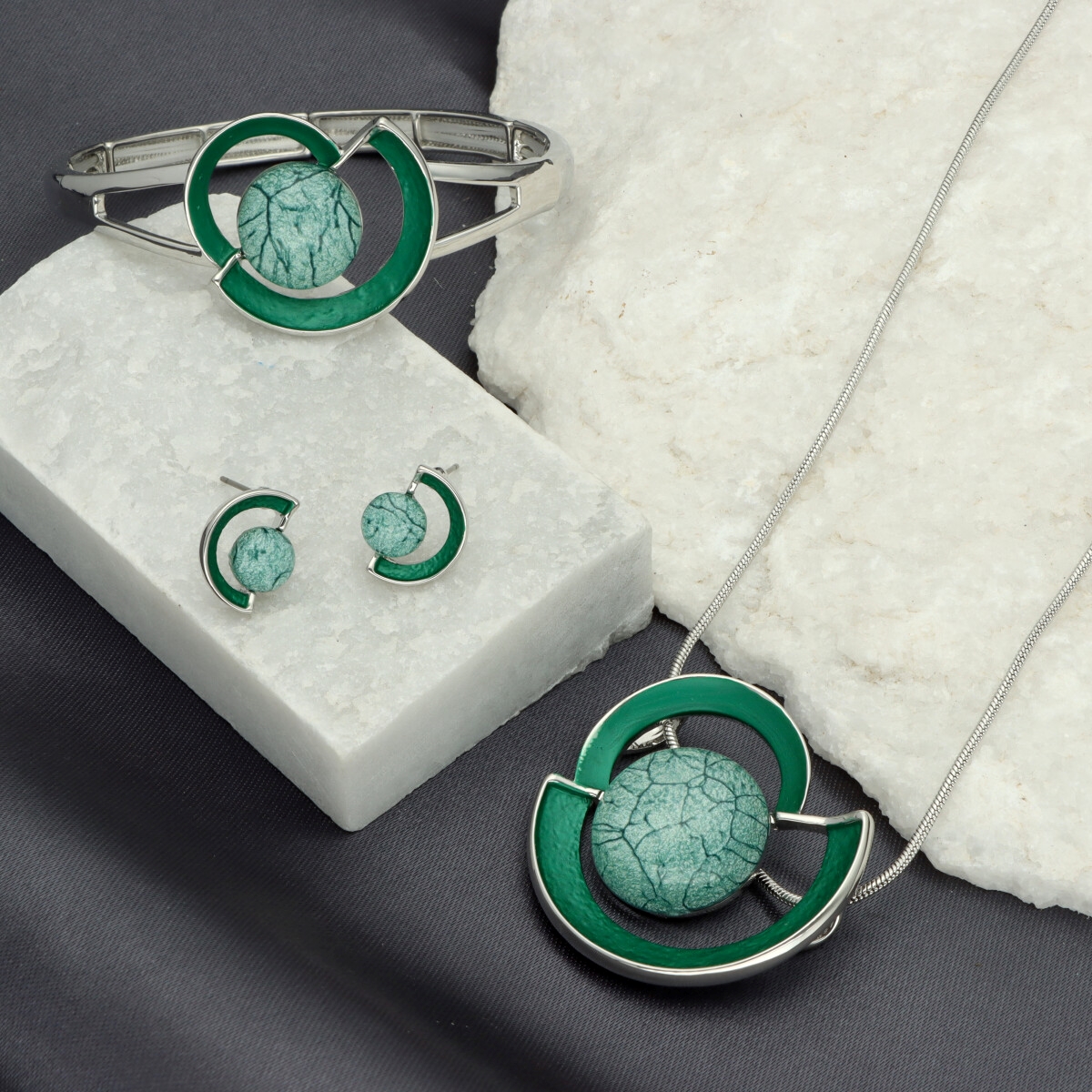 Náramek se světle zelenou pryskyřicí B97006