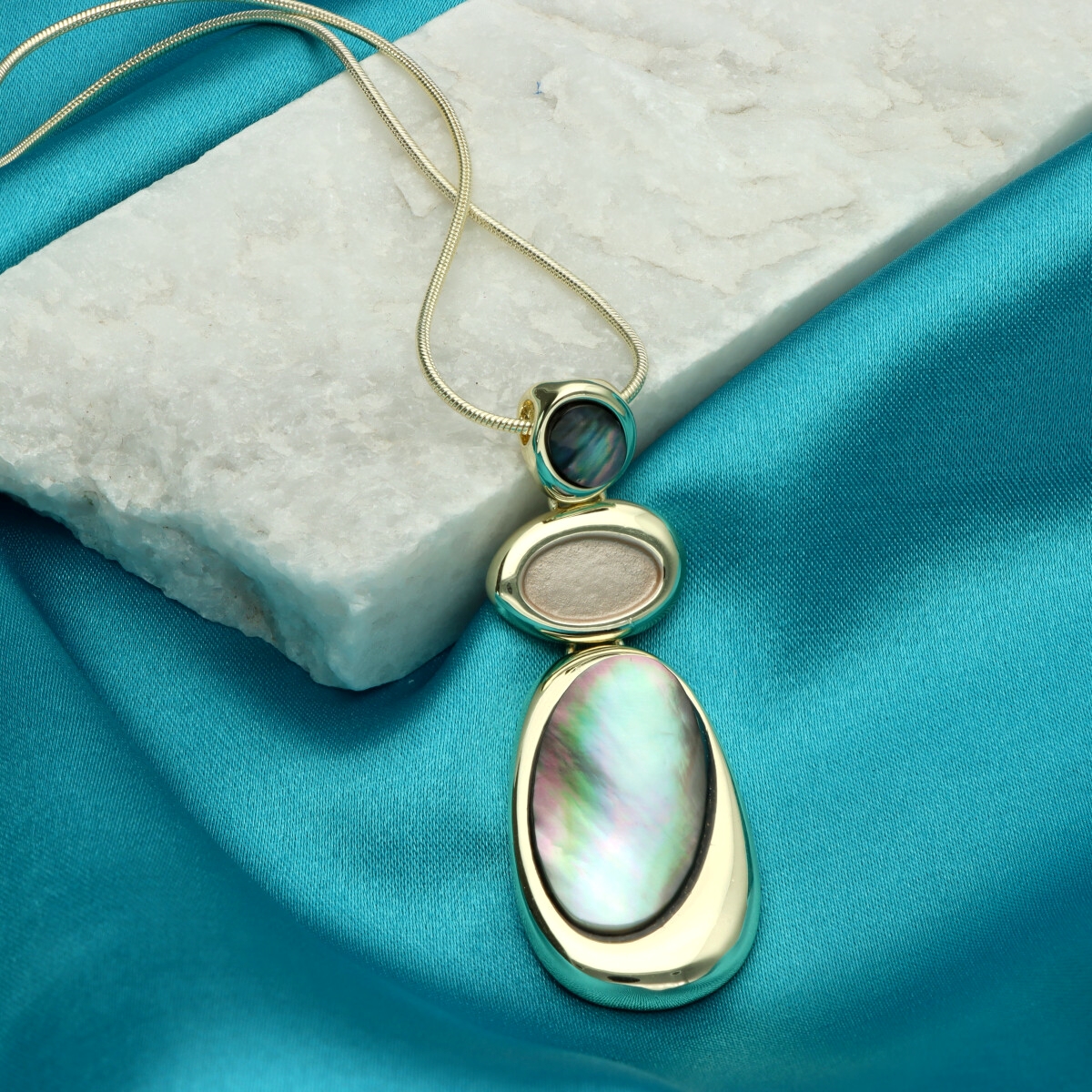 Náhrdelník s mléčnou mušlí N97077