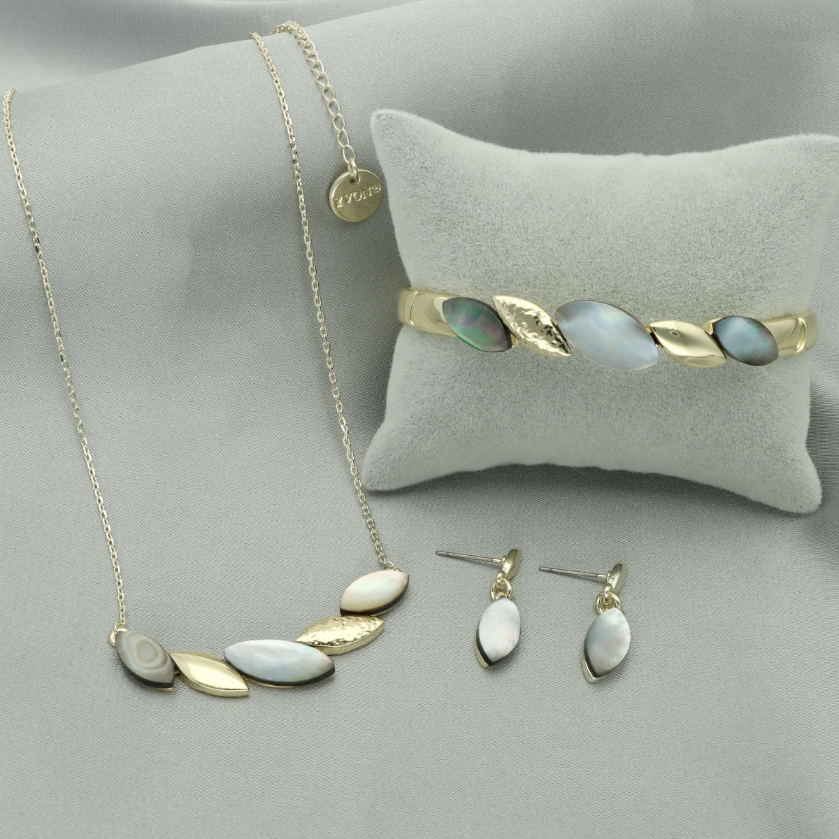 Náušnice s šedou mušlí E99404