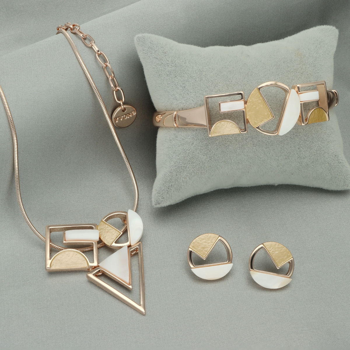 Náušnice s přírodní mušlí E99411