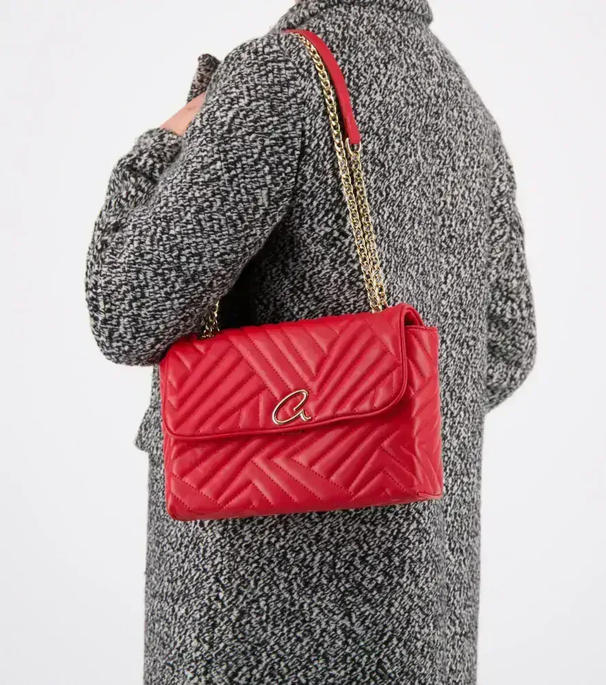 Prošívaná kabelka na rameno s řetízkovým popruhem