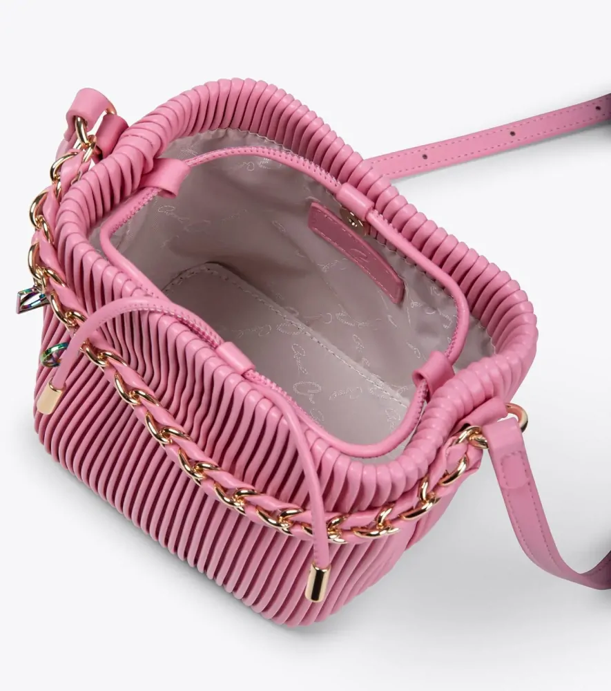 Crossbody kabelka s ozdobným řetízkem