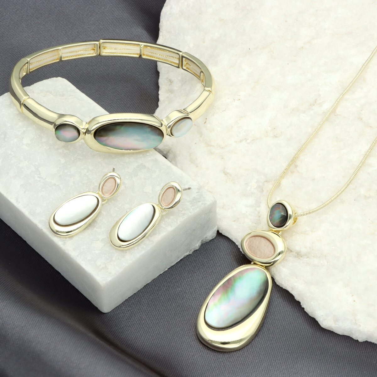 Náramek s mléčnou mušlí B97077