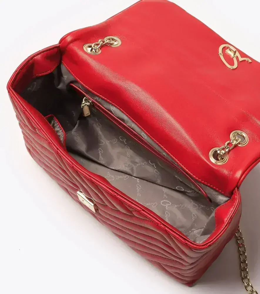 Prošívaná kabelka na rameno s řetízkovým popruhem