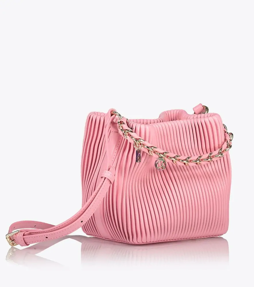 Crossbody kabelka s ozdobným řetízkem